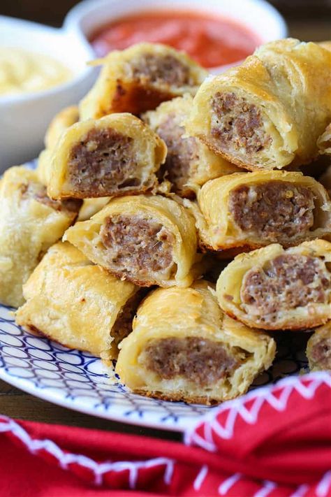 Everyone LOVES these Sausage Rolls! A perfect party appetizer, serve with a variety of sauce for dipping! Sausage Rolls Puff Pastry, Puff Pastry Sausage Rolls, Sausage Puffs, Cocktails Easy, Easy Cocktail Recipes, Family Dinner Ideas, Easy Cocktail, Cocktail Recipes Easy, Party Appetizer