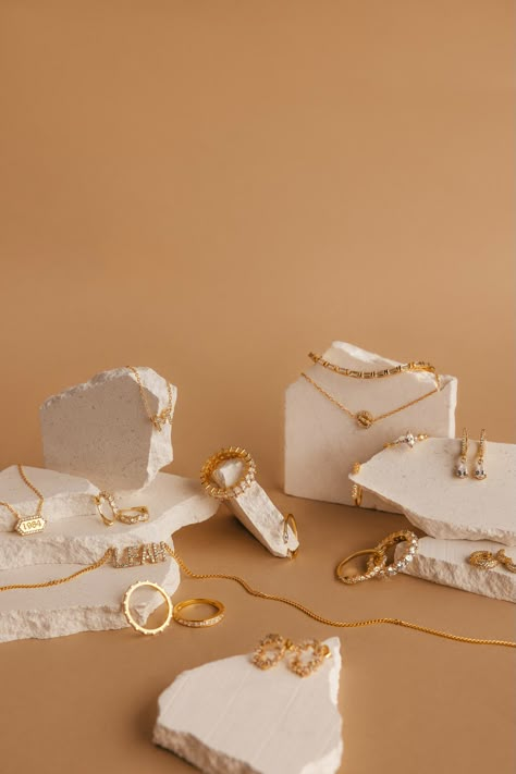 A table topped with jewelry and a piece of cake photo – Free Los angeles Image on Unsplash Jewellery Shoot, Jewellery Photography Inspiration, Jewelry Product Shots, Creative Jewelry Photography, Photography Bags, Jewelry Photography Styling, Jewellery Photography, Jewelry Photoshoot, Chunky Chain Necklaces