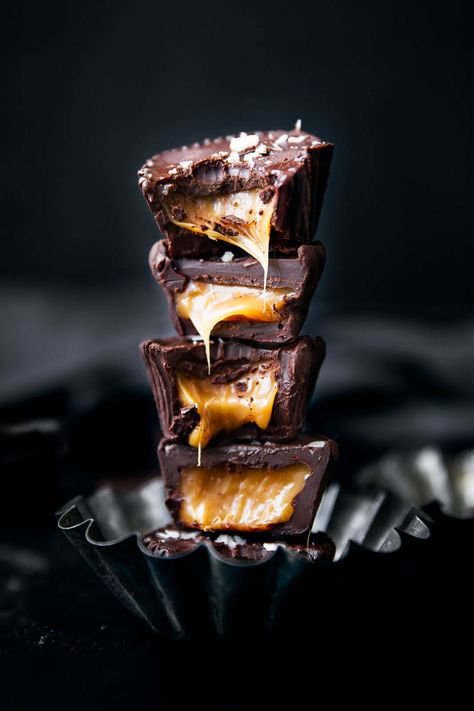 A super easy homemade salted caramel stuffed inside rich nutella and chocolate cups. Ehm, drool. Nutella Dessert Recipes, Salted Caramel Desserts, Deserturi Raw Vegan, Pasta Cake, Broma Bakery, Nutella Desserts, Caramel Desserts, Caramel Ice Cream, Desserts Vegan