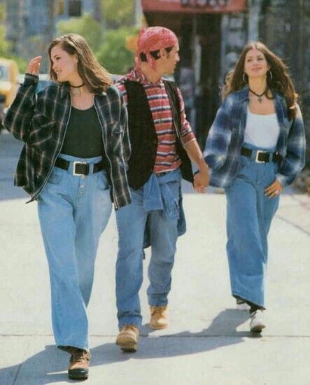 Just another day in the 90s: loose, high-waisted jeans, bodysuit, flannel shirt and -of course- a choker. Spring Outfit Women, Look 80s, Moda Grunge, 90s Fashion Women, 90s Inspired Outfits, 90s Fashion Grunge, 80s And 90s Fashion, Outfit 90s, Baggy Clothes