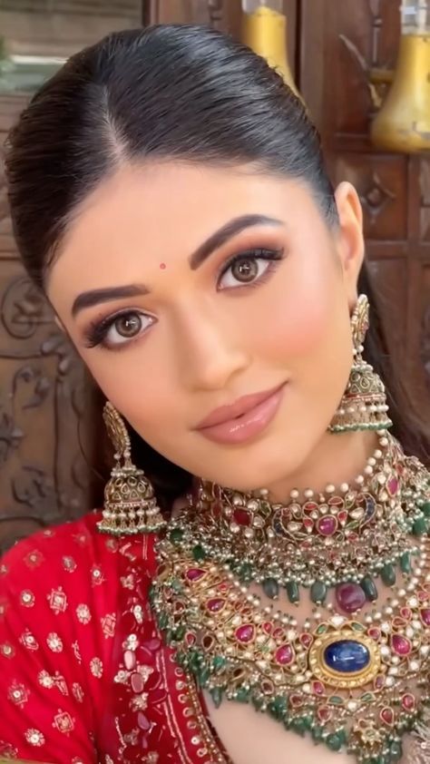 Reception Makeup Look Bride Indian, Bollywood Actress Wedding Look, Haldi Makeup For Bride, No Makeup Bridal Look Indian, Soft Glam Makeup Indian Bride, Natural Desi Bridal Makeup, Desi Makeup Looks Wedding, Soft Glam Makeup Indian Skin, Simple Indian Bridal Makeup