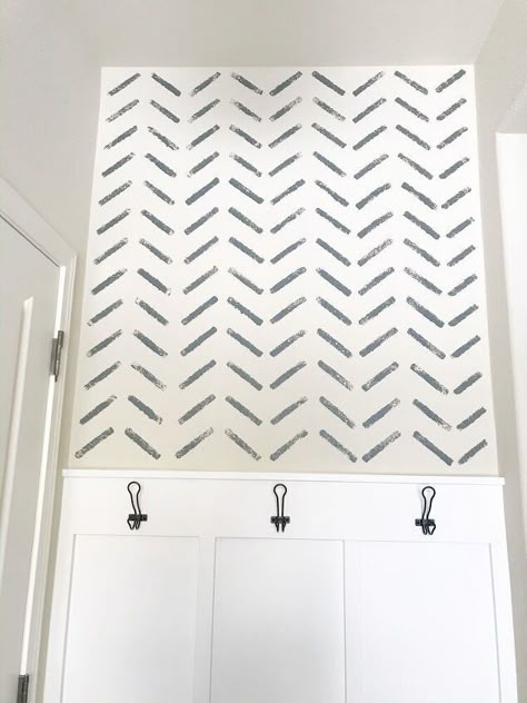 Diy Sponge Stamp Wall, Simple Wall Paint Patterns, Freehand Paint Accent Wall, Sponge Stamp Wall, Paint Stamps For Walls, Twin Playroom, Diy Wall Stamp, Wall Stamp Painting, Hand Painted Accent Wall Diy