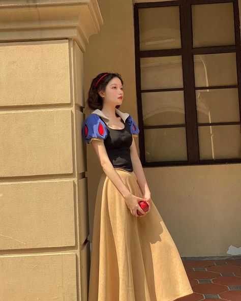 Eleven Cartoon, Snow White Halloween Costume, Snow White Outfits, Snowwhite And The Huntsman, Snow White Cosplay, Short Sleeve Long Dress, Disney Princess Dress, Snow White Dress, Snow White Dresses