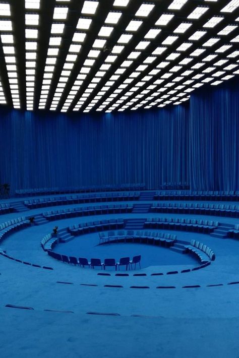 ‘Brexit blue’ was the shade for Balenciaga’s provocative SS/20 Paris show inside Luc Besson’s Cité du Cinema studio complex in the suburbs of St Denis. Creative director Demna Gvasalia opted for a tiered amphitheatre set design by La Mode en Images, reminiscent of the European Parliament chamber and drenched in a bright blue shade evoking the Leave campaign. Photography by Chris Blohm #fashionweek #installation #setdesign Foto Tips, Scenic Design, Brutalism, The Blues, Retro Futurism, Stage Design, Modernism, Exhibition Design, Set Design