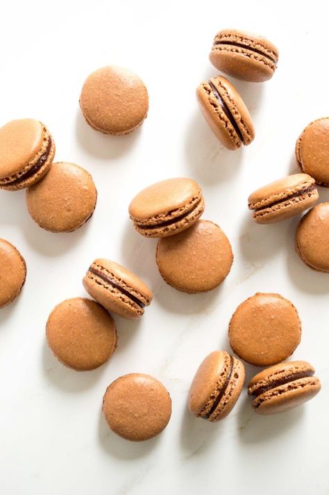 Nutella Macarons | http://www.chocolateandconnie.com/nutella-macarons/ Nutella Macarons, Macarons Chocolate, Vanilla Macarons, Thai Milk Tea, Macaron Recipes, Chocolate Macaron, Macaron Recipe, Best Dinner, French Macarons