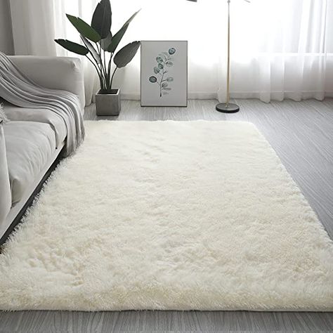 Fuzzy Rug Aesthetic, Carpet Astethic, White Fluffy Rug Bedroom, White Rug Aesthetic, Cute Mats For Room, Big Rugs Bedroom, Cozy Rugs For Bedroom, Cute Bedroom Carpet, Bedroom Rug Aesthetic