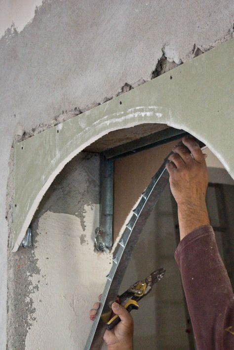 Installing the metal stud arch Metal Stud Framing, Archways In Homes, Wall Arch, Arched Doorway, Arch Building, Metal Building Home, Arch Doorway, Dry Wall, Carpentry Skills