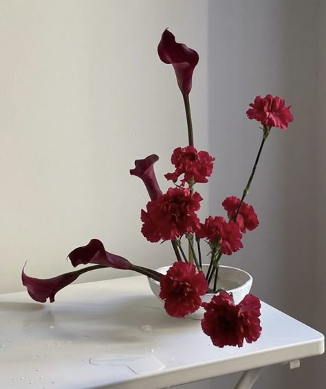 Red Wine Flowers, Red Crysantenum Flower, Modern Minimal Wedding Flowers, Red Anthurium Centerpiece, Red Orchid Aesthetic, Red Flower Table Arrangement, Red Floral Arrangements Modern, Pink Red Flower Arrangement, Simple Rose Arrangements