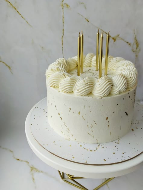 White And Gold Smash Cake, White And Gold Cake Simple, Gold And White Birthday Party Decoration, White Cake Simple, Simple White Cake Design, Birthday Cake White And Gold, Gold And White Birthday Cake, Gold Cake Design Birthday, Neutral Birthday Cake