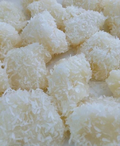 Japanese Mochi Recipe, Coconut Dessert Recipes, Coconut Mochi, Desserts Japonais, Hawaiian Desserts, Dessert Chef, Filipino Food Dessert, Mochi Recipe, Coconut Dessert