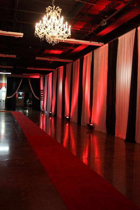 Prom Decorations Red Carpet, Timeless Party Decor, Maskerade Prom Theme, Red Carpet Gala Decorations, Red And White Event Decor, Red Carpet Awards Party, Red Carpet Themed Wedding, Red And Black Event Decor, Red Carpet Design Event