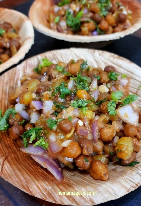 Aloo Chana chaat is a healthy and delicious Indian snack. It is very popular as a street food but can be easily made at home Aloo Chaat Recipe Street Food, Indian Chaat Party Ideas, Aloo Chana Chaat Recipe, Aaloo Chaat, Channa Chaat, Aloo Chaat Recipe, Indian Chaat Recipes, Chana Chat, Chaat Indian