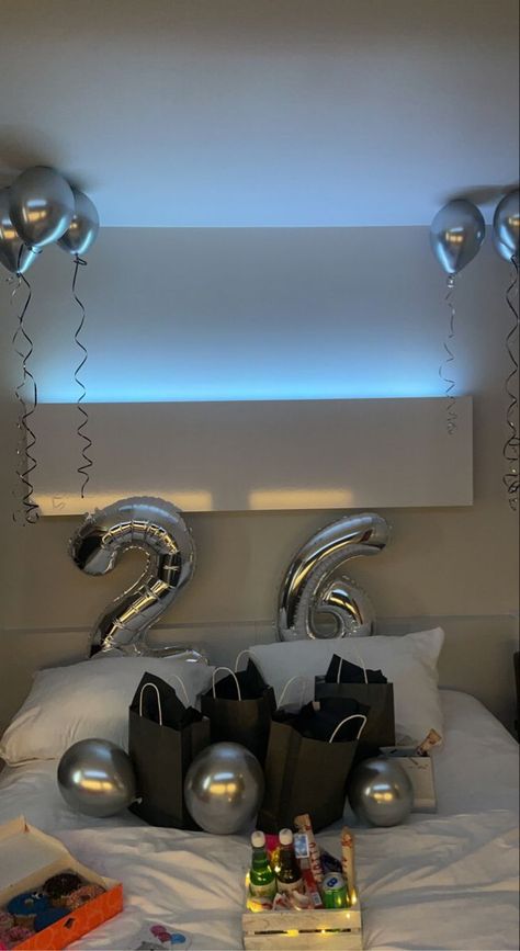 Birthday Deco In Hotel Room, Birthday Party Decorations For Boyfriend, Birthday Inspo For Boyfriend, Birthday Decorations At Hotel, Hotel Boyfriend Surprise, Hotel Birthday Parties For Men, Simple Hotel Room Birthday Decor, 25th Birthday Decoration For Him, 20th Birthday Ideas For Him