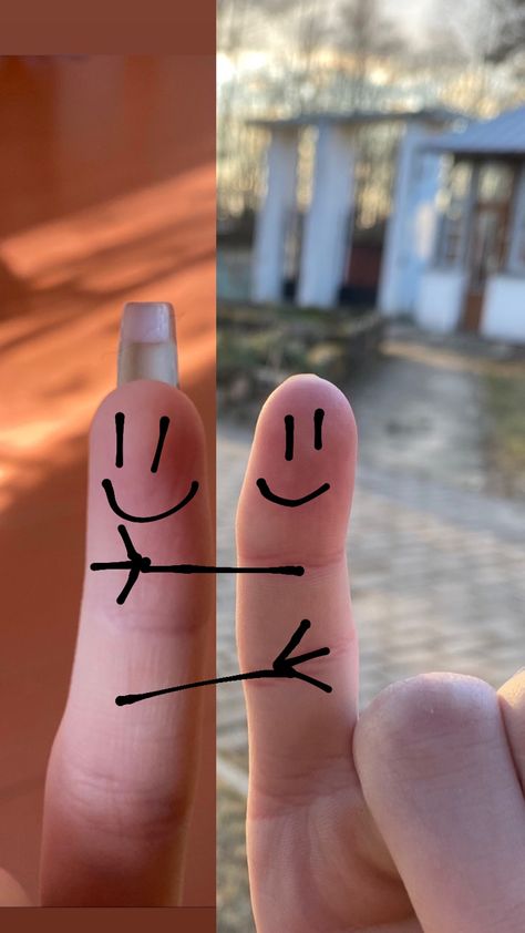 Finger Couple Wallpaper, How To Make Online Friends On Instagram, Finger Drawing Couple, Long Distance Best Friend Photo Ideas, Finger Couple Instagram Story, Online Friends Photo Ideas, Ldr Photography Long Distance Photo Ideas, Long Distance Friendship Pics, Virtual Gifts For Boyfriend