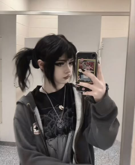 Fete Emo, Poofy Hair, Makeup Tuts, Alt Makeup, Dyed Hair Inspiration, Punk Hair, Emo Makeup, Goth Women, Cute Makeup Looks