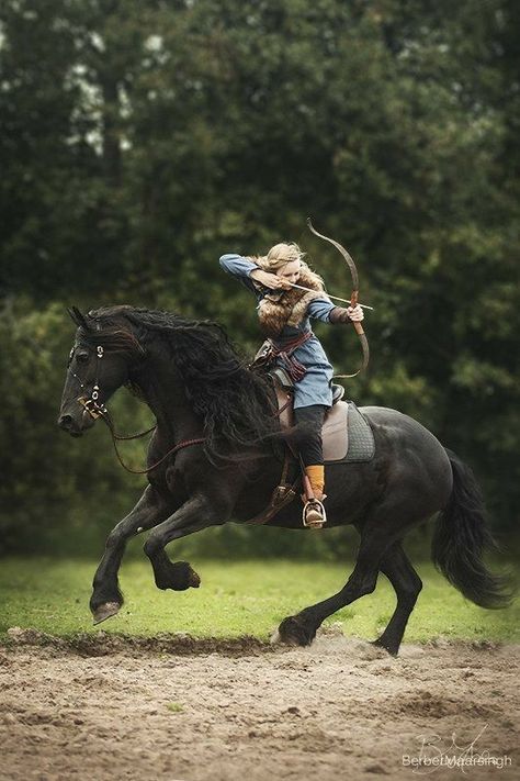 Horseback Archery, Horse Archery, Mounted Archery, Fesyen Islam, Photographie Portrait Inspiration, Friesian Horse, Bow And Arrow, Viking Style, Poses References