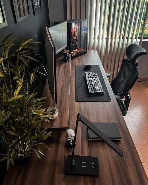 Modern Gaming Setup, Clean Desk Setup, Small Room Setup, Minimal Inspiration, Clean Desk, Computer Desk Setup, Home Studio Setup, Dark Modern, Desktop Setup