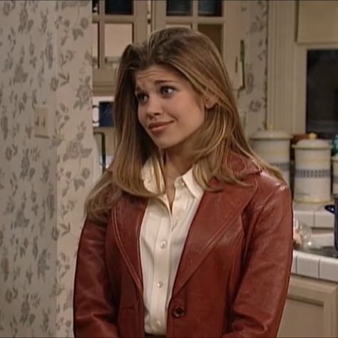 Danielle Fishel 90s, Topanga Lawrence Aesthetic, Boy Meets World Outfits, Danielle Fishel 90s Hair, Topanga Haircut, Topanga Outfits, Topanga Lawrence Hair, Topanga Lawrence Outfits, Topanga Hair