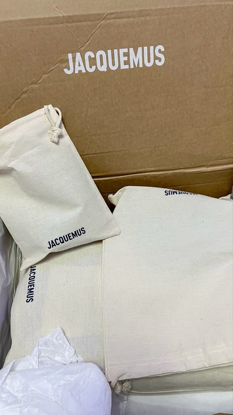 Jacquemus Packaging, Container Packaging Design, Mailing Box Packaging, Garment Packaging, Meat Packaging, Pet Packaging, Paper Carrier Bags, Simon Porte Jacquemus, Matcha Tea Set