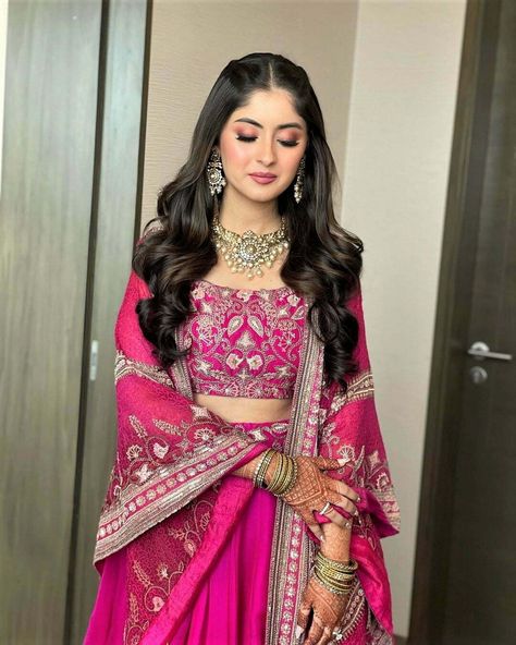 best engagement makeup look - latest engagement look for bride - engagement makeup for bride Engagement Look For Bride, Hairstyles For Engagement Indian, Lehenga Hairstyles Ideas, Mehendi Looks For Bride, Engagement Makeup Looks, Engagement Looks For Indian Bride, Engagement Makeup Look, Pink Dress Makeup, Makeup For Bride