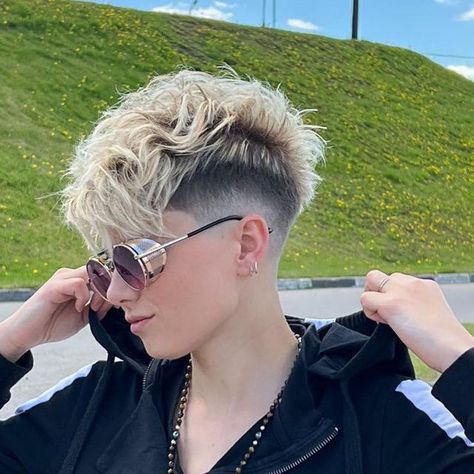 Fauxhawk Pixie For Women, Pixie Fohawk Haircut For Women, Short Hair Styles For Women Pixie, Creative Short Hairstyles, Female Mohawk Shaved Sides, Undercut Designs For Women, Pixie Hawk, Fohawk Haircut Fade, Women's Mohawk