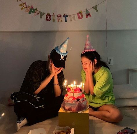 Birthday Couple Pic, Couple Birthday Pictures, Cute Birthday Pictures, 사진 촬영 포즈, Couple Selfies, Couples Vibe, Online Quiz, Generate Leads, Ulzzang Couple