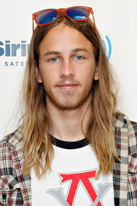 OLDEST SON Riley Hawk is increasingly in the public eye. As news of his relationship circulates on social media, fans may wonder if the young Hawk is similar to his father, skateboard legend Tony Hawk. Who is Riley Hawk? Hawk, like his father, is a professional skateboarder. Riley, 29, turned pro on his 21st birthday. […] Riley Hawk, Tony Hawk, Skateboarder, The Father, 21st Birthday, The Public, Celebrity News, Skateboard, Wonder