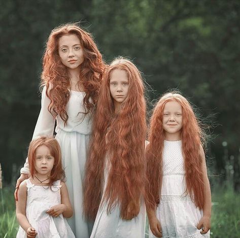 The Broduex sisters People With Red Hair, Beautiful Red Hair, Photographie Portrait Inspiration, Red Heads, Long Red Hair, Redhead Beauty, Long Red, Ginger Hair, Beautiful Family