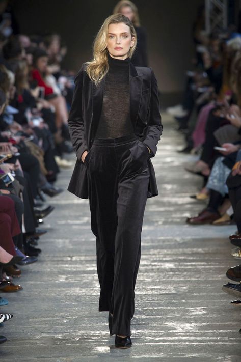 Footwear, Fashion show, Shoulder, Runway, Outerwear, Fashion model, Style, Fashion, Model, Street fashion, Velvet Outfits For Women, Velvet Jacket Outfit, Black Velvet Suit, Royal Blue Outfits, Lily Donaldson, Black Velvet Jacket, Velvet Clothes, Woman Suit Fashion, Milano Fashion Week