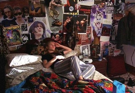 Bedrooms In Movies, Grunge Aesthetic Bedroom, Aesthetic Room Grunge, Grunge Bedroom Aesthetic, Bedroom Aesthetic Grunge, Grunge Fairy Aesthetic, Bedroom Aesthetic Ideas, Room Grunge, Kat Stratford