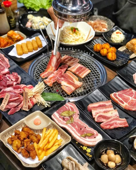 Korean Samgyupsal Aesthetic, Samgyupsal Photography, Korean Bbq Photography, Kbbq Korean Aesthetic, Samgyeopsal Aesthetic, Waikiki Aesthetic, Korean Bbq Aesthetic, Korean Restaurant Food, Korean Restaurant Aesthetic