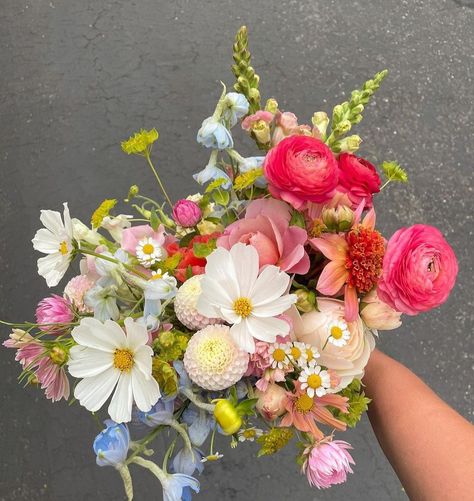 Spring Garden Wedding, Boquette Flowers, Wedding Flower Inspiration, Wildflower Bouquet, Garden Party Wedding, Pastel Wedding, Summer Favorites, Wildflower Wedding, Wedding Flower Arrangements