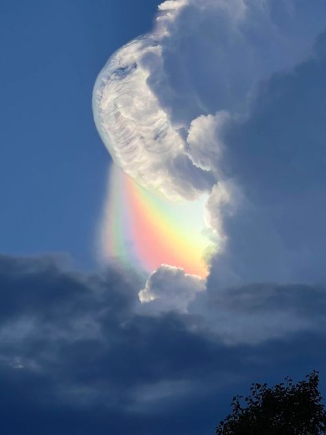 15+ Photos That Immortalized Moments We Don’t See Very Often Thanatos God, Cloud Hat, Iridescent Clouds, Gods Promise, Unicorn Sprinkles, Angel Clouds, Rainbow Clouds, Fire Rainbow, Rainbow Sky