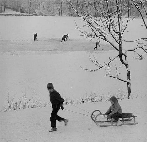 Christmas Photo Aesthetic, Playing In The Snow Aesthetic, Old Christmas Photos, Winter Aesthetic Nails, Dinner Recipes Winter, Aesthetic Wallpaper Winter, Kids Playing In Snow, Winter Aesthetic Cozy, Winter Aesthetic Wallpaper