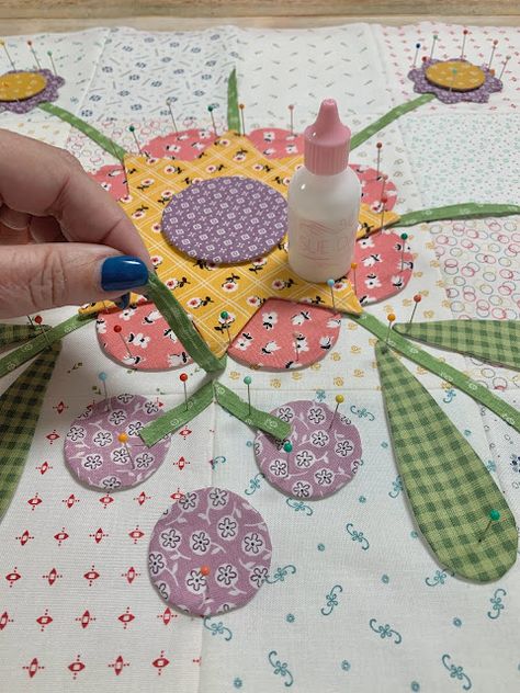 Bee In My Bonnet: Prairie Meadow Sew Along - Block Five!! Bee In Your Bonnet, Prairie Flower Quilt Block, Sue Bonnet Quilt Pattern, Prairie Meadow, Meadow Quilt, Sun Bonnet Sue Quilt, Collage Quilting, Girl Quilts Patterns, Snowman Quilt