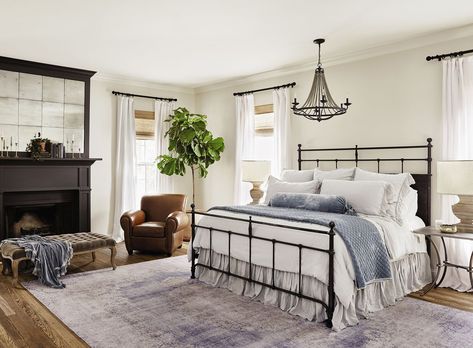 Home decor and lifestyle expert, Joanna Gaines releases Homebody: A guide to creating spaces you never want to leave -just in time for gift giving. We've picked seven super stylish tips from the book to help you create the bedroom sanctuary of your dreams. Joanna Gaines Bedroom, Joanna Gaines House, Black Metal Bed, Revere Pewter, Sanctuary Bedroom, Diy Ikea Hacks, Dreamy Bedrooms, Master Bedrooms, Metal Bed