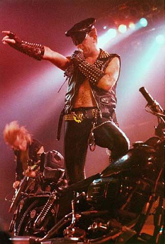 Rob Halford, Judas Priest... He brought the style of black leather with studs into heavy metal. Rob Halford, Jeff Beck, Heavy Metal Rock, Musica Rock, Rock N’roll, Heavy Metal Music, Judas Priest, I'm With The Band, Band Photos