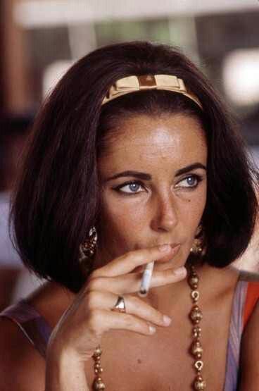 60s Elizabeth Taylor hair with a Headband! Elizabeth Taylor Style, Miss Elizabeth, Liz Taylor, Violet Eyes, Mario Testino, Hollywood Icons, Elizabeth I, Steve Mcqueen, Elizabeth Taylor