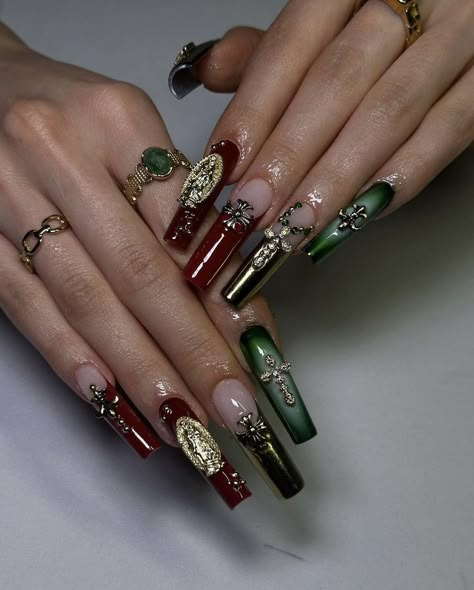 Dark Red Metallic Nails, Dark Red And Green Nails, Dark Green And Red Nails, Xxl Nail Designs, Red And Green Nail Designs, Dark Green Nails With Gold, Hispanic Nails, Acrylic Red Nails, Gold Holiday Nails