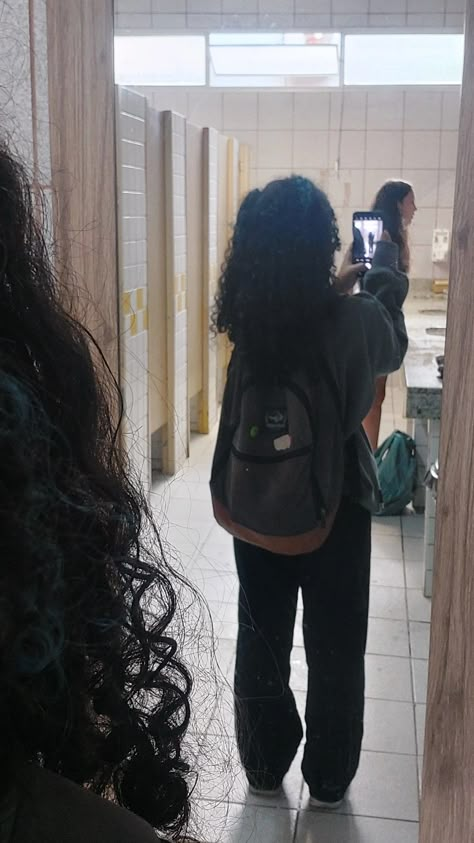 Faceless Pics Curly Hair, Curly Hair No Face Aesthetic, No Face Hair Photos, Curly Hair No Face, Really Curly Hair, Face Aesthetic, Curly Hair Styles Easy, Beautiful Curly Hair, Hairdos For Curly Hair