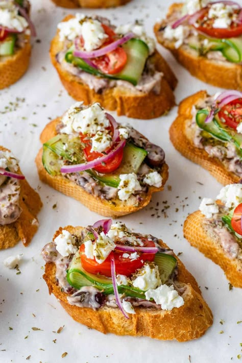 Greek Canapes, Greek Finger Food, Greek Bruschetta, Greek Food Party, Greek Night, Veggie Appetizers, Greek Dinner, Greek Party, Easy Bruschetta