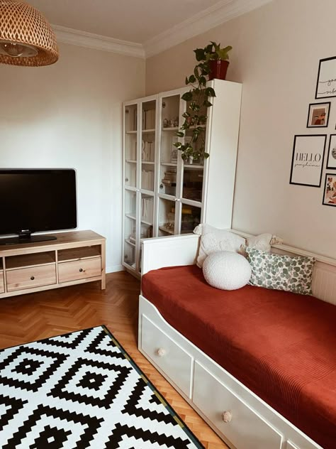 Bu İstanbul Evinde Ahşabın Natürelliğine Beyazın Ferahlığı Karışmış! | Ev Gezmesi Ikea Divan, Hemnes Divan, Daybed Guest Room, Daybed In Living Room, Small Bedroom Inspiration, Guest Bedroom Makeover, Daybed Design, Cosy House, Guest Room Design