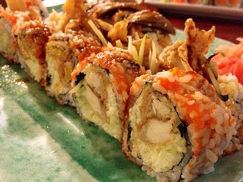 Spider Roll - LOVE these!! Spider Roll Sushi, Dessert Chef, Seafood Sushi, Sushi Roll Recipes, Roll Sushi, Sushi And Sashimi, Sushi Love, Sushi Party, Sushi Night