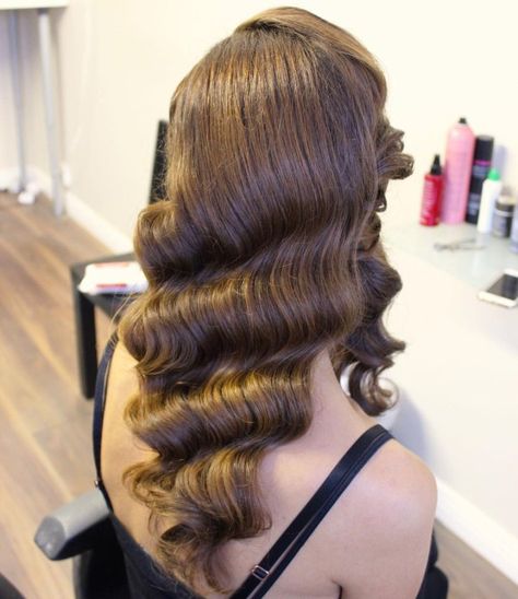 Modern finger waves with curling iron Finger Waves For Long Hair, Waves For Long Hair, 1920s Long Hair, 20s Hair, Vintage Hairstyles For Long Hair, Flapper Hair, Gatsby Hair, Mario E Luigi, Finger Wave Hair