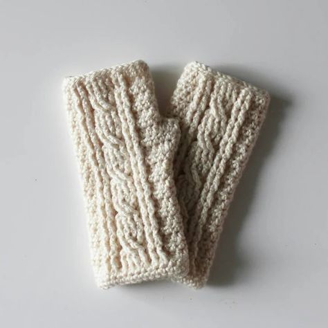 Crochet Cables Pattern, Crochet Gloves Free Pattern, Crochet Fingerless Gloves Free Pattern, Cable Crochet, Crochet Hand Warmers, Crochet Cable Stitch, Crochet Wrist Warmers, Beau Crochet, Fingerless Gloves Crochet Pattern