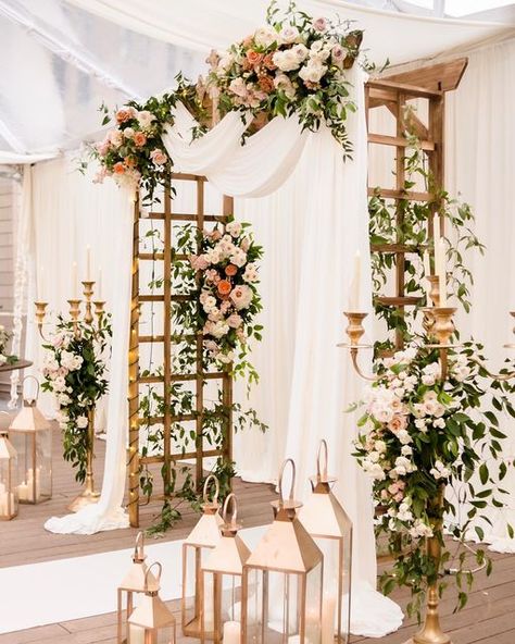 Wooden Backdrop Wedding, Diy Wooden Backdrop, Lattice Arch, Wooden Arch Backdrop, Backdrop Wedding Ceremony, Wooden Arches, Wooden Lattice, Wooden Backdrop, Romantic Ceremony