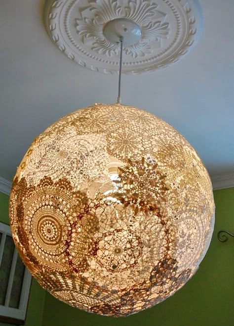 Crochet Light Fixture, Doily Lamp, Shabby Chic Lighting, Diy Projektit, Shabby Chic Boho, Diy Chandelier, Shabby Chic Bedrooms, Deco Luminaire, Trendy Bedroom