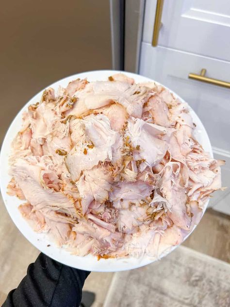 Easy Homemade Turkey Breast Deli Lunch Meat Homemade Turkey Lunch Meat, Homemade Deli Turkey, Home Made Lunch Meat, Turkey Lunch Meat Recipes, Turkey Deli Meat Recipes, Homemade Lunch Meat, Homemade Deli Meat, Homemade Chicken Sandwich, Marinated Turkey Breast