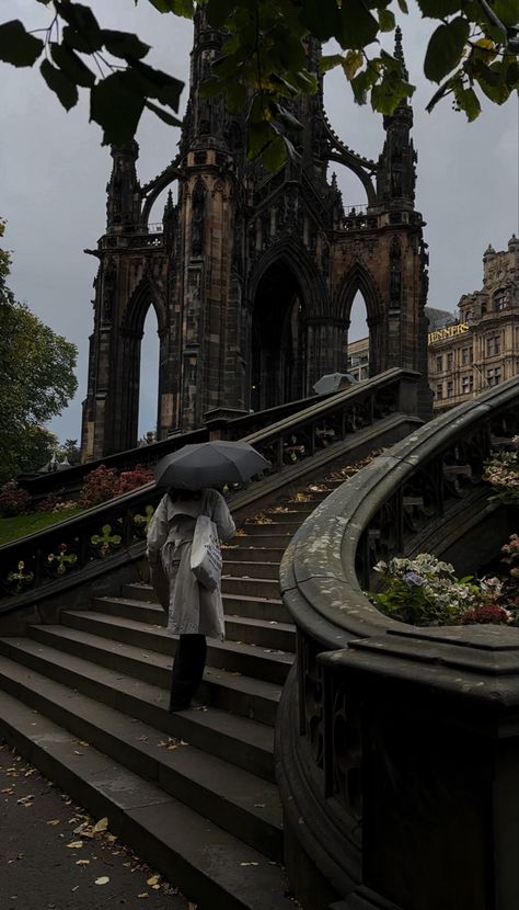 Girl with Trenchcoat and umbrella in Edinburgh walking upstairs in front of Scott monument Edinburgh Rain Aesthetic, Autumn In Edinburgh, Edinburgh Autumn Aesthetic, Edingbruh Autumn, Edinburgh Instagram Pictures, Edinburgh Aesthetic Dark, Edinburgh Rain, Edinburgh Fall, Edinburgh In Autumn