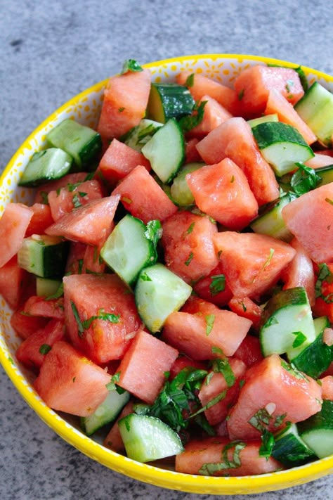 Easy Watermelon Cucumber Salad - A LA INGA Watermelon Cucumber Feta Salad, Cucumber Watermelon Salad, Watermelon Cucumber Salad, Salad Balsamic, No Processed Food, Berry Fruit Salad, Creamy Fruit Salads, Homemade Balsamic Vinaigrette, Bbq Salads